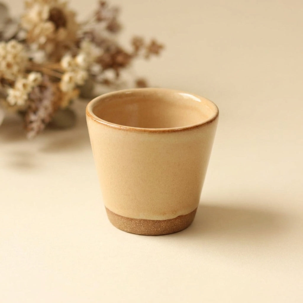 Copinho Tulipa em cerâmica artesanal — argila Cappuccino, esmalte Pedra Sabão