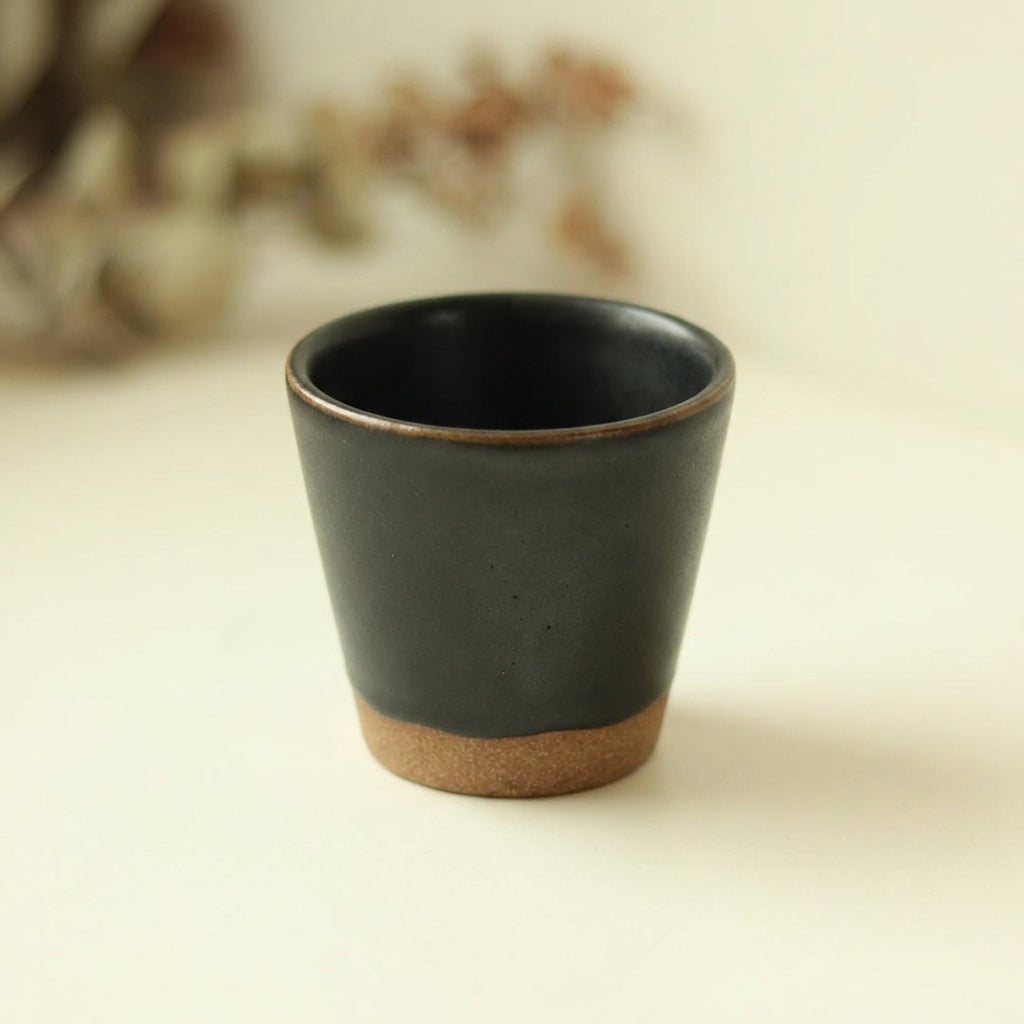 Copinho Tulipa em cerâmica artesanal — argila Cappuccino, esmalte Preto Acetinado