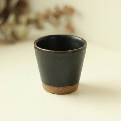 Copinho Tulipa em cerâmica artesanal — argila Cappuccino, esmalte Preto Acetinado