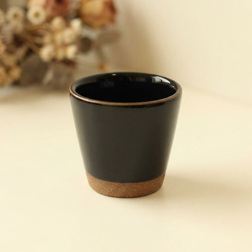 Copinho Tulipa em cerâmica artesanal — argila Cappuccino, esmalte Preto Ébano
