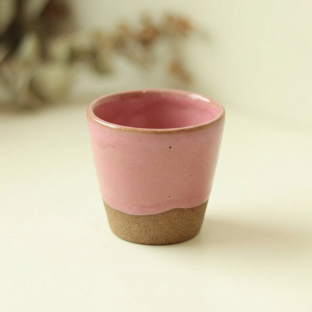 Copinho Tulipa em cerâmica artesanal — argila Cappuccino, esmalte Rosa Barbie