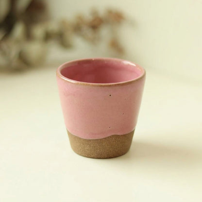 Copinho Tulipa em cerâmica artesanal — argila Cappuccino, esmalte Rosa Barbie