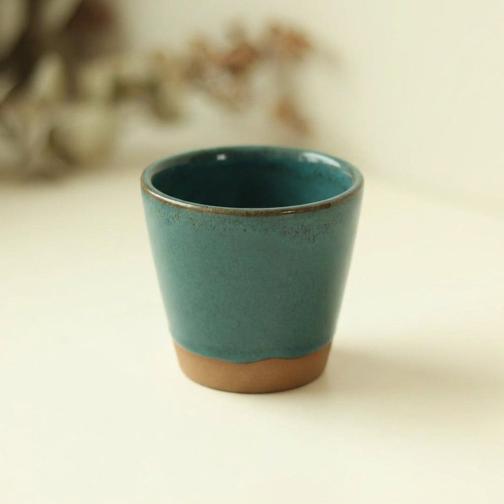 Copinho Tulipa em cerâmica artesanal — argila Cappuccino, esmalte Verde Exército