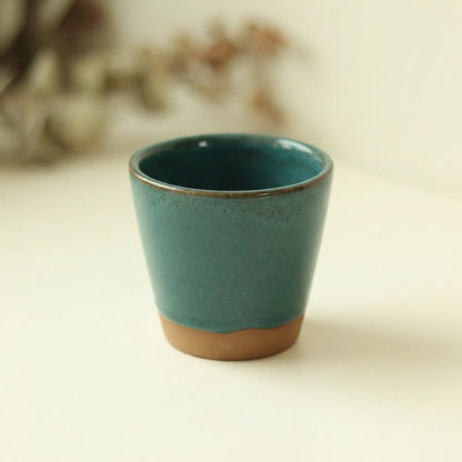 Copinho Tulipa em cerâmica artesanal — argila Cappuccino, esmalte Verde Exército