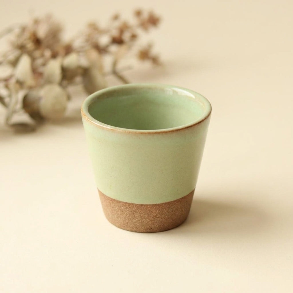 Copinho Tulipa em cerâmica artesanal — argila Cappuccino, esmalte Verde Menta