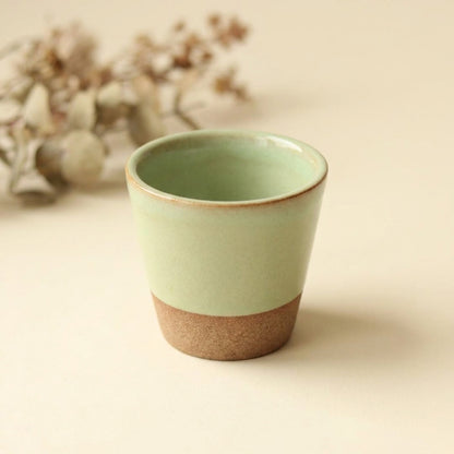 Copinho Tulipa em cerâmica artesanal — argila Cappuccino, esmalte Verde Menta