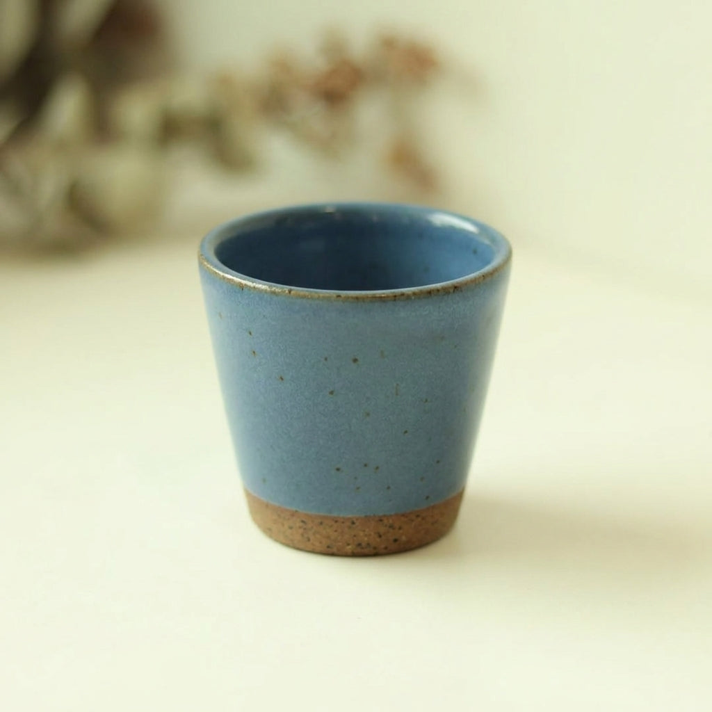 Copinho Tulipa em cerâmica artesanal — argila Flocos, esmalte Azul Safira