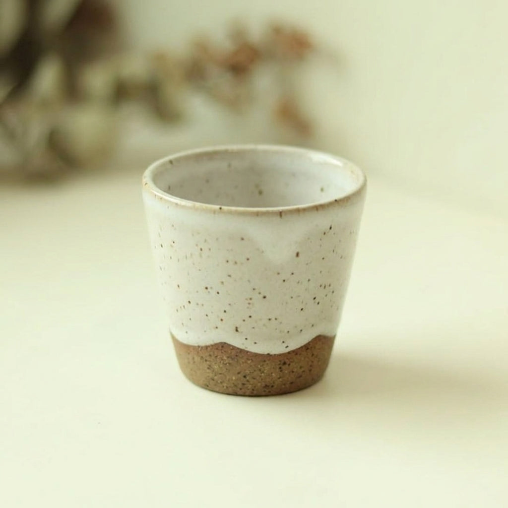 Copinho Tulipa em cerâmica artesanal — argila Flocos, esmalte Branco AMME