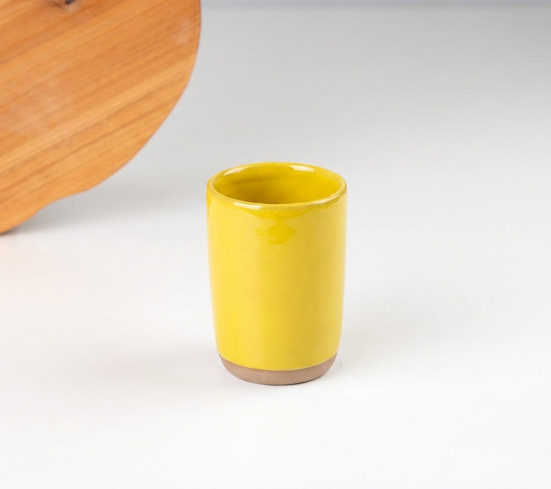 Copo Alto Encontro em cerâmica artesanal — argila Cappuccino, esmalte Amarelo Intenso