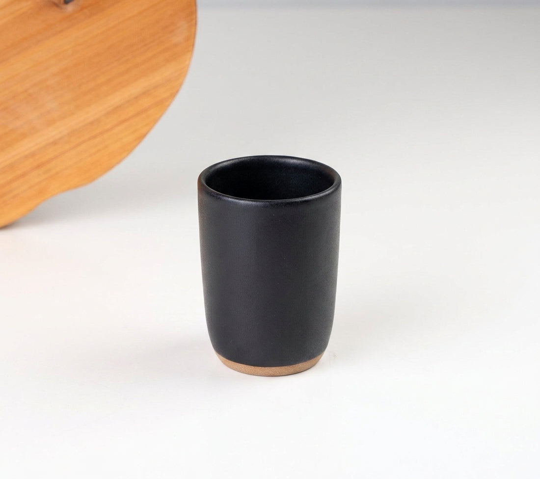 Copo Alto Encontro em cerâmica artesanal — argila Cappuccino, esmalte Preto Acetinado