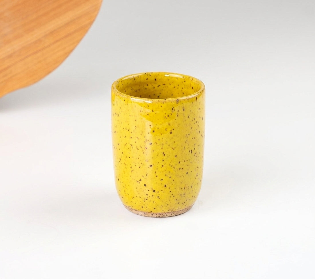 Copo Alto Encontro em cerâmica artesanal — argila Flocos, esmalte Amarelo Intenso