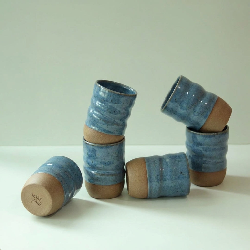 Copo Alto Orgânico em cerâmica artesanal — argila Cappuccino, esmalte Azul Safira