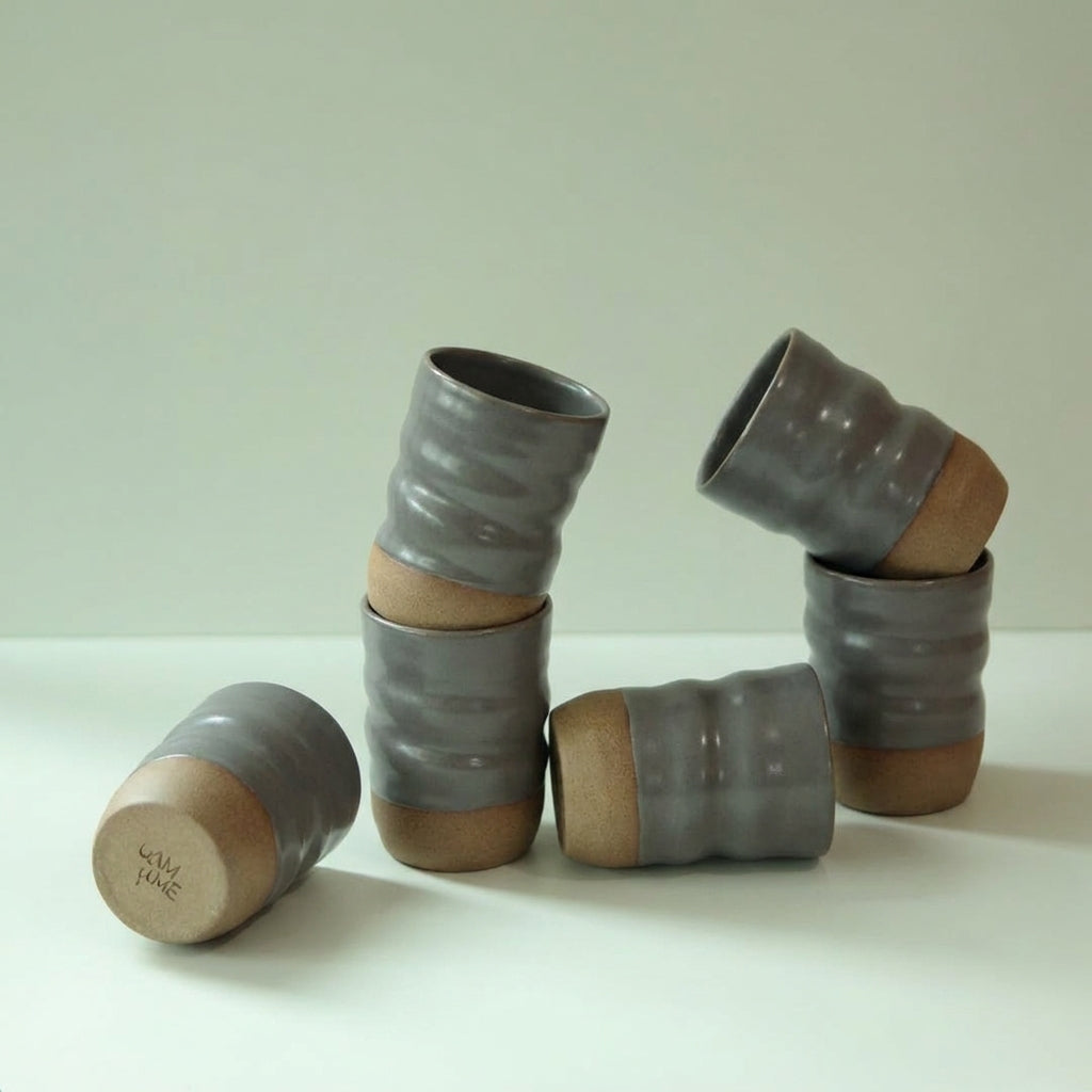 Copo Alto Orgânico em cerâmica artesanal — argila Cappuccino, esmalte Grafite