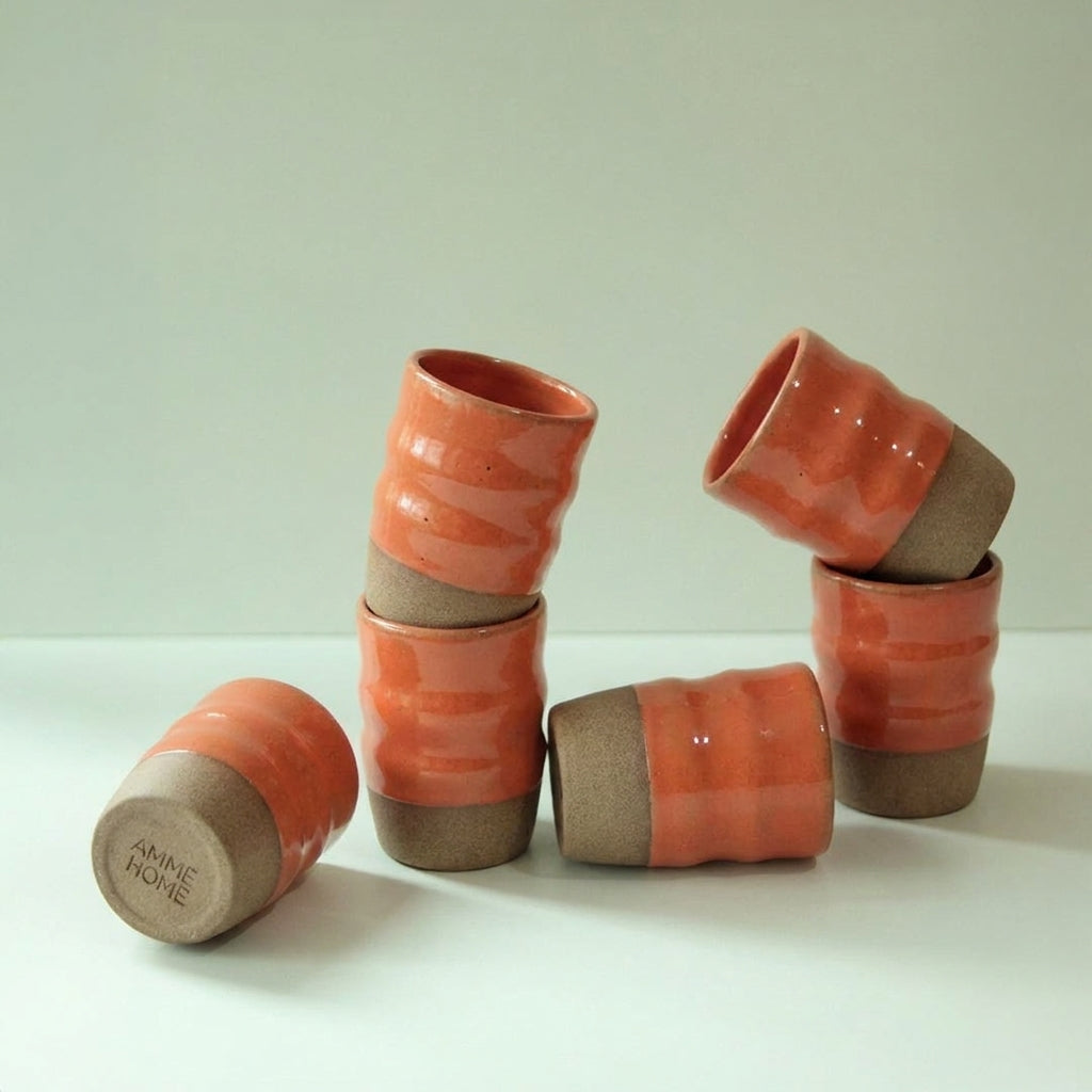 Copo Alto Orgânico em cerâmica artesanal — argila Cappuccino, esmalte Laranja Intenso