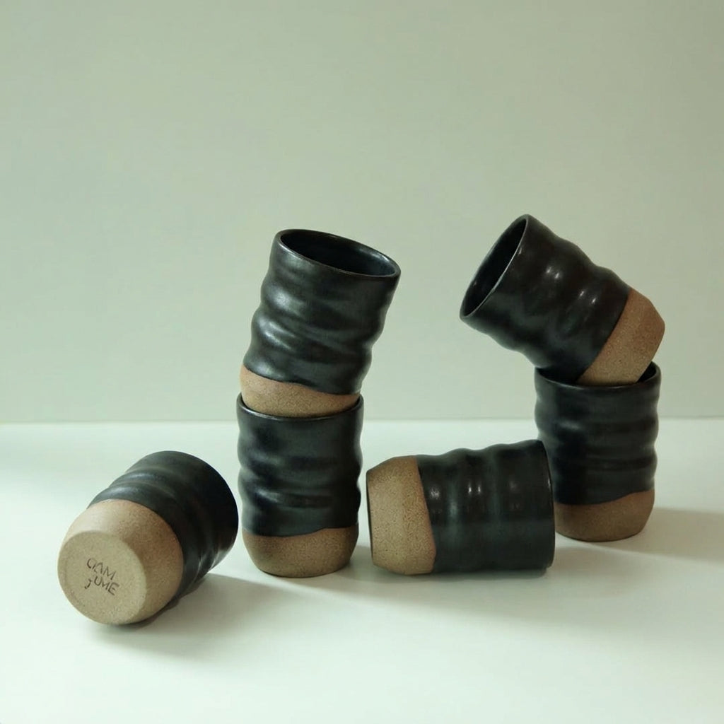 Copo Alto Orgânico em cerâmica artesanal — argila Cappuccino, esmalte Preto Acetinado