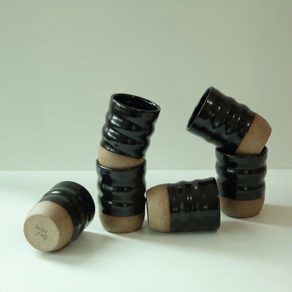 Copo Alto Orgânico em cerâmica artesanal — argila Cappuccino, esmalte Preto Ébano
