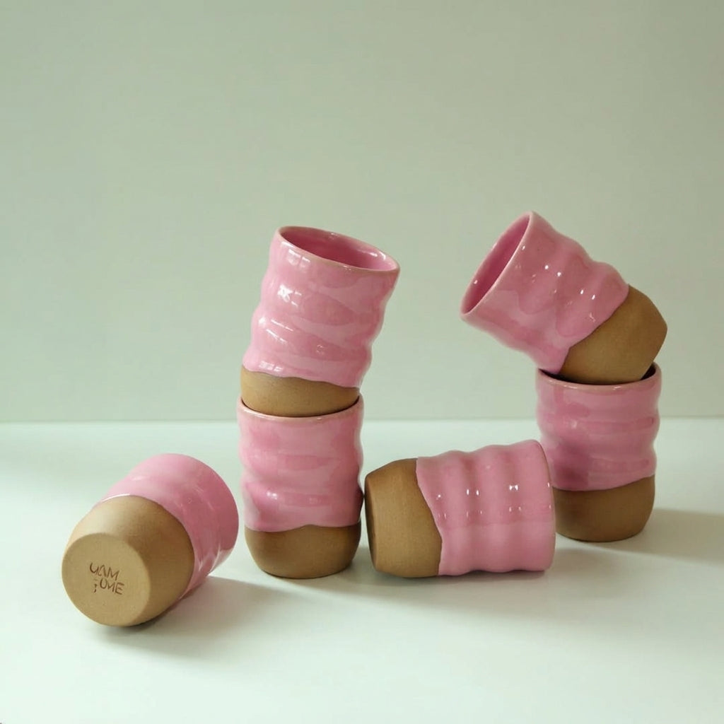 Copo Alto Orgânico em cerâmica artesanal — argila Cappuccino, esmalte Rosa Barbie