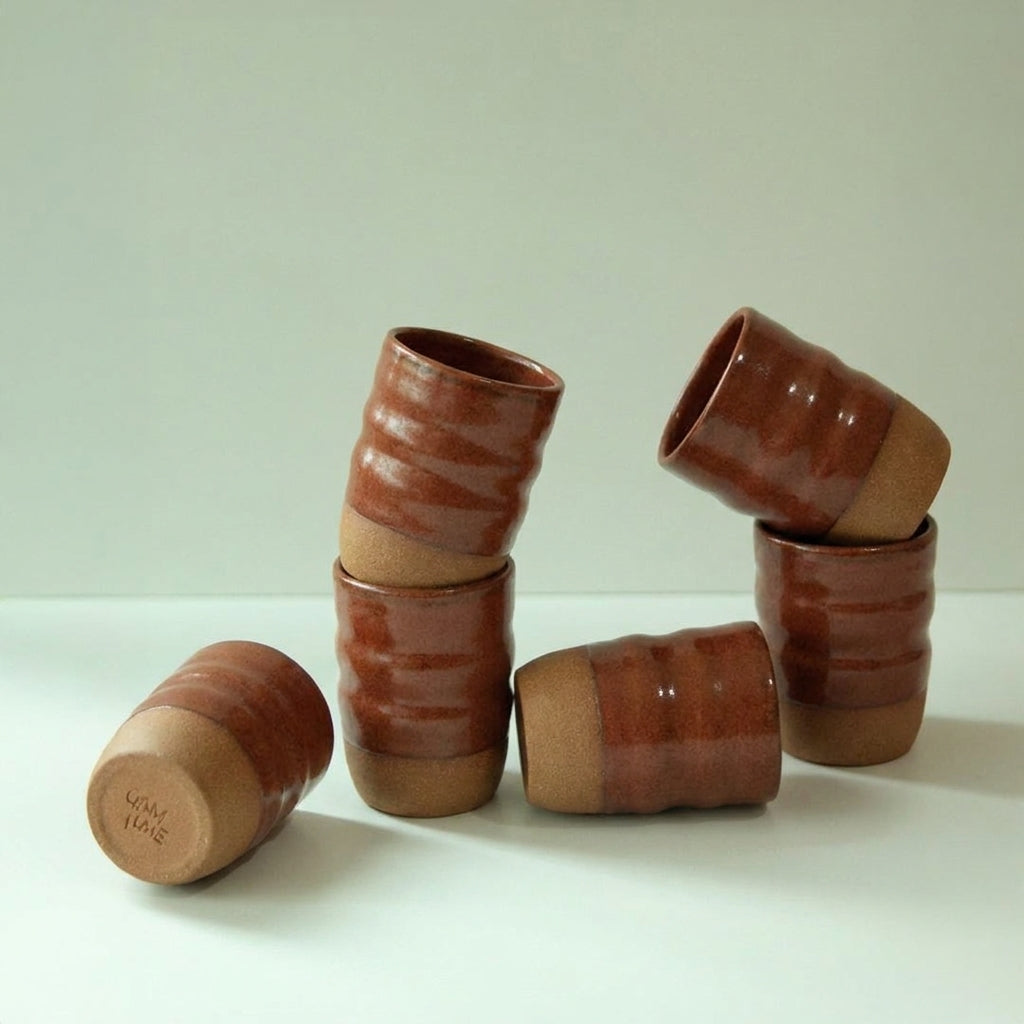 Copo Alto Orgânico em cerâmica artesanal — argila Cappuccino, esmalte Sol de Terracota