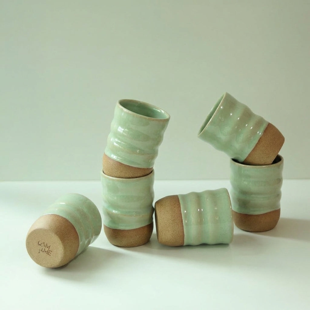 Copo Alto Orgânico em cerâmica artesanal — argila Cappuccino, esmalte Verde Menta