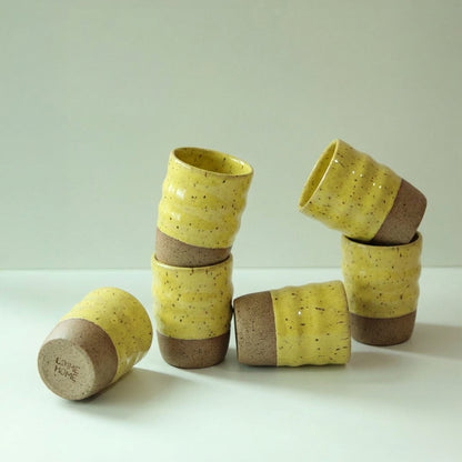 Copo Alto Orgânico em cerâmica artesanal — argila Flocos, esmalte Amarelo Intenso