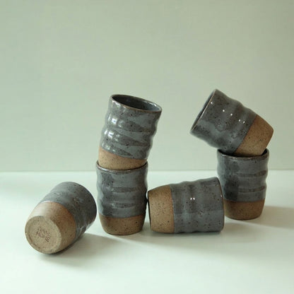 Copo Alto Orgânico em cerâmica artesanal — argila Flocos, esmalte Grafite