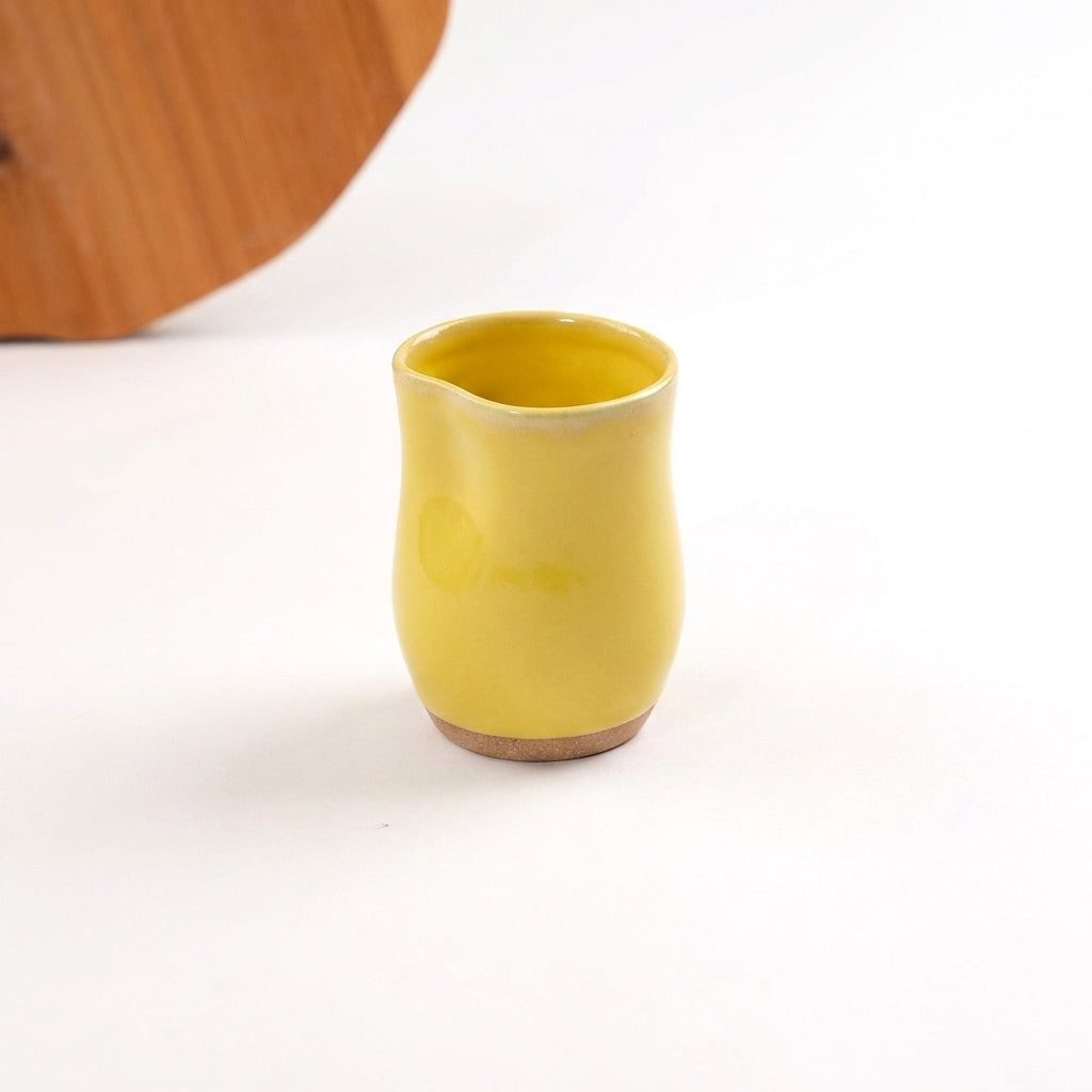 Copo Alto Pera em cerâmica artesanal — argila Cappuccino, esmalte Amarelo Intenso