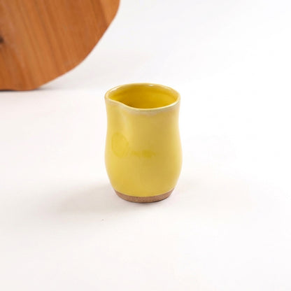 Copo Alto Pera em cerâmica artesanal — argila Cappuccino, esmalte Amarelo Intenso