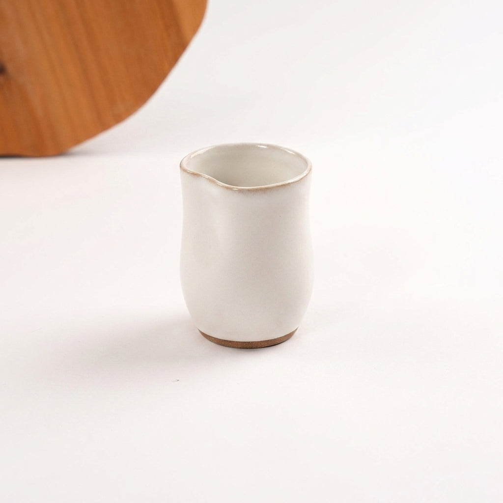 Copo Alto Pera em cerâmica artesanal — argila Cappuccino, esmalte Branco AMME