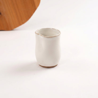 Copo Alto Pera em cerâmica artesanal — argila Cappuccino, esmalte Branco AMME