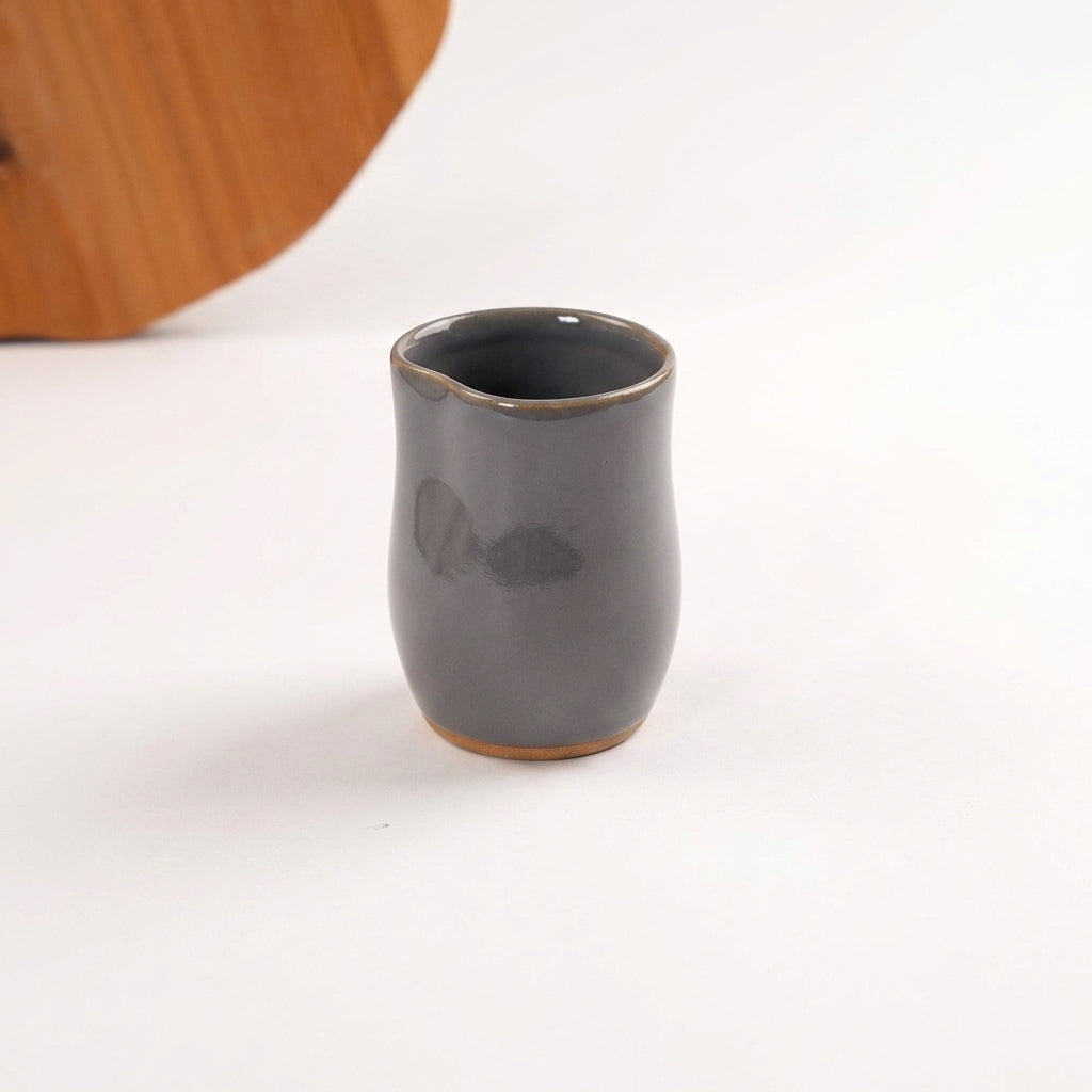 Copo Alto Pera em cerâmica artesanal — argila Cappuccino, esmalte Grafite