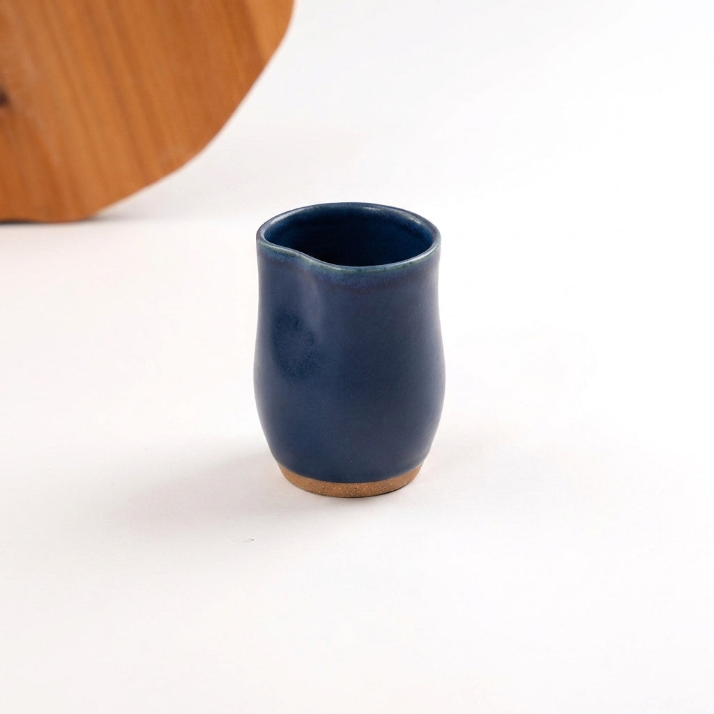 Copo Alto Pera em cerâmica artesanal — argila Cappuccino, esmalte Lazuli