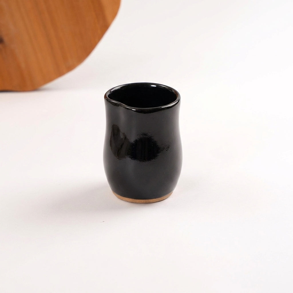 Copo Alto Pera em cerâmica artesanal — argila Cappuccino, esmalte Preto Ébano