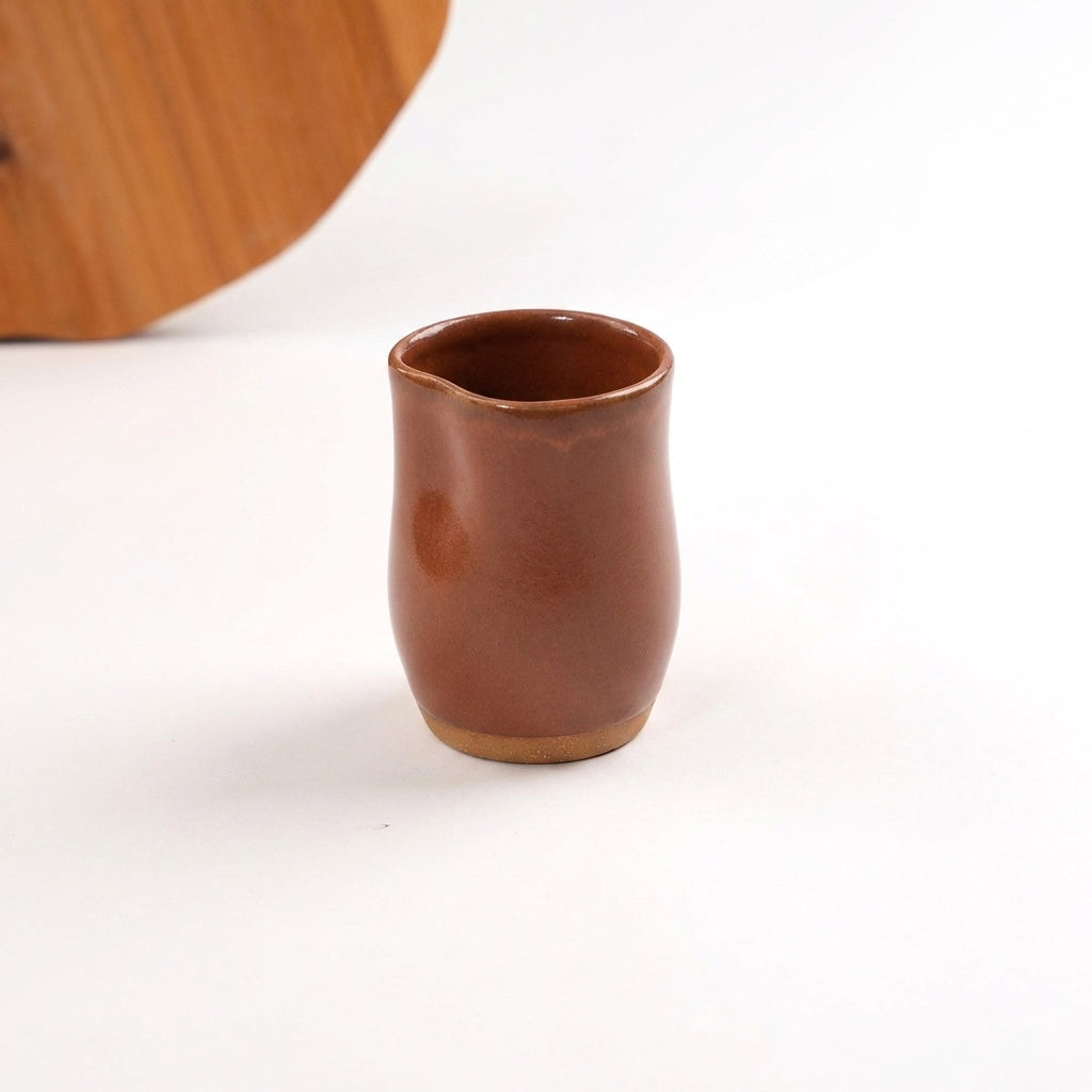 Copo Alto Pera em cerâmica artesanal — argila Cappuccino, esmalte Sol de Terracota