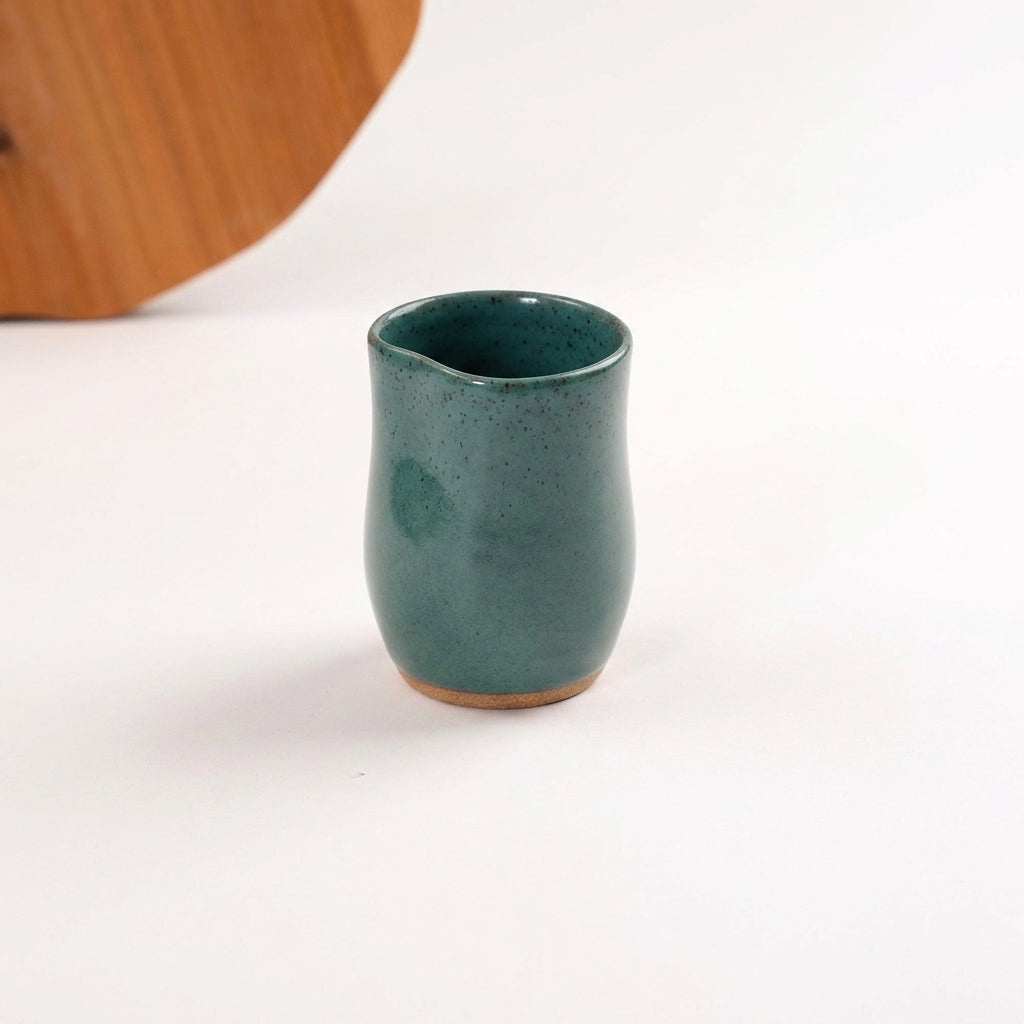 Copo Alto Pera em cerâmica artesanal — argila Cappuccino, esmalte Verde Exército