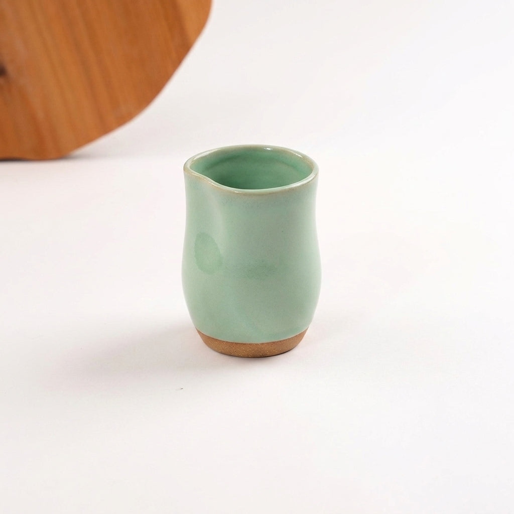 Copo Alto Pera em cerâmica artesanal — argila Cappuccino, esmalte Verde Menta