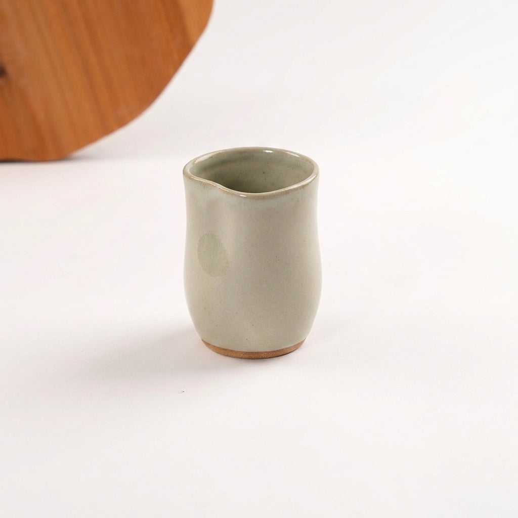 Copo Alto Pera em cerâmica artesanal — argila Cappuccino, esmalte Verde Pompeia