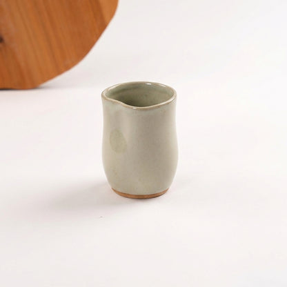 Copo Alto Pera em cerâmica artesanal — argila Cappuccino, esmalte Verde Pompeia