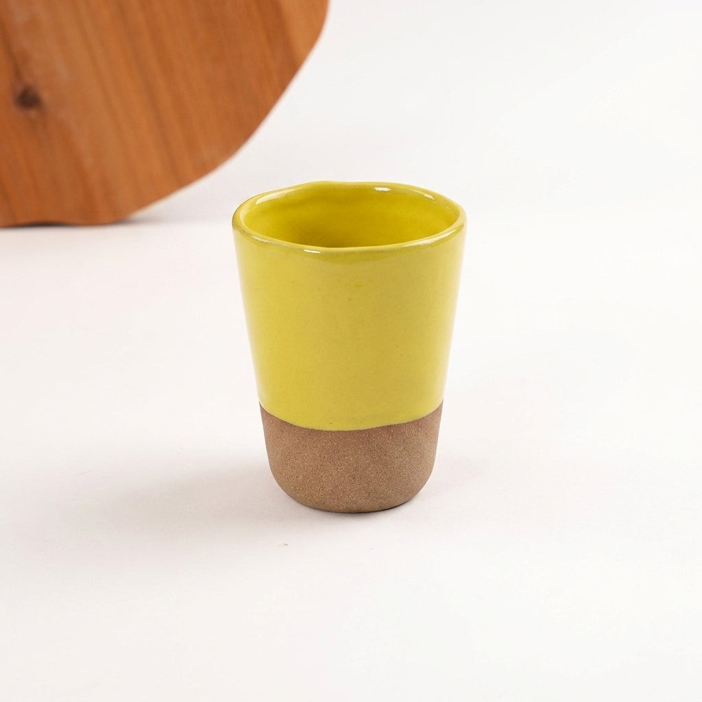 Copo Alto Tulipa em cerâmica artesanal — argila Cappuccino, esmalte Amarelo Intenso