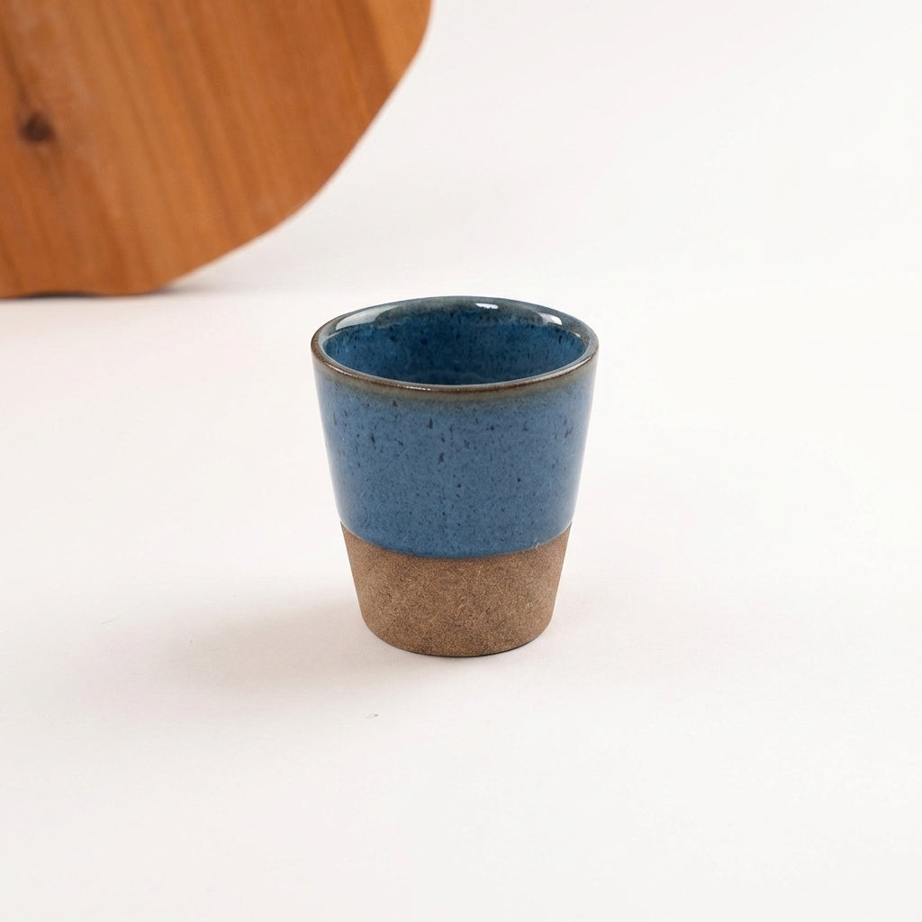 Copo Alto Tulipa em cerâmica artesanal — argila Cappuccino, esmalte Azul Safira