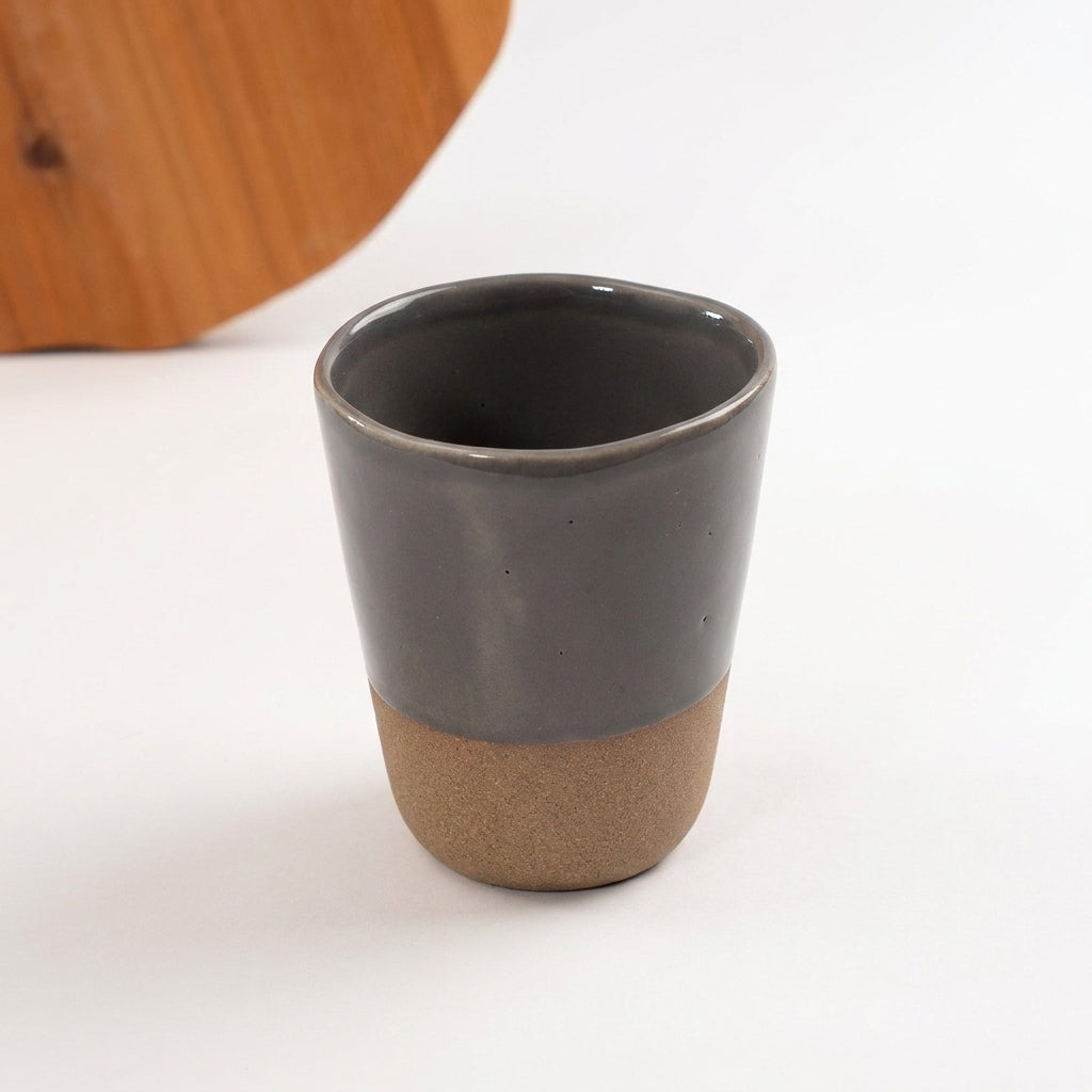 Copo Alto Tulipa em cerâmica artesanal — argila Cappuccino, esmalte Grafite
