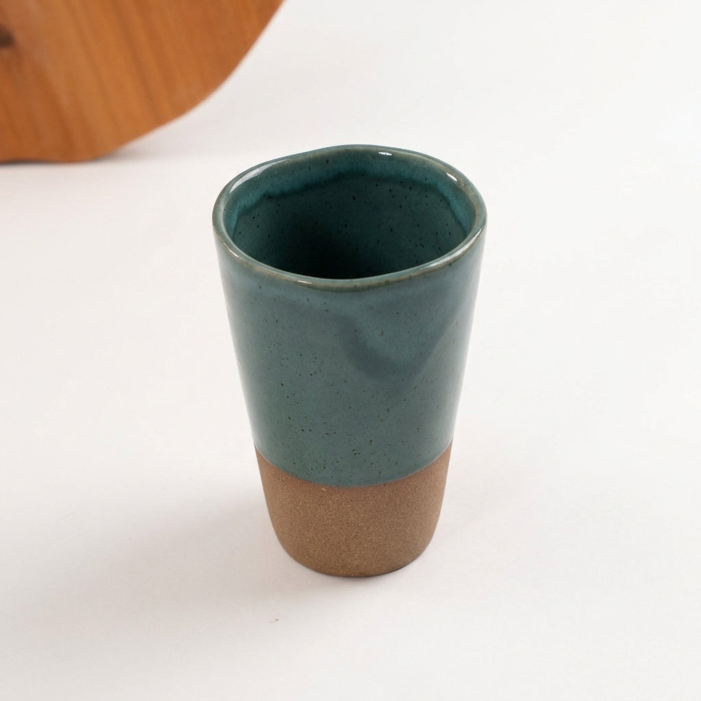 Copo Alto Tulipa em cerâmica artesanal — argila Cappuccino, esmalte Verde Exército