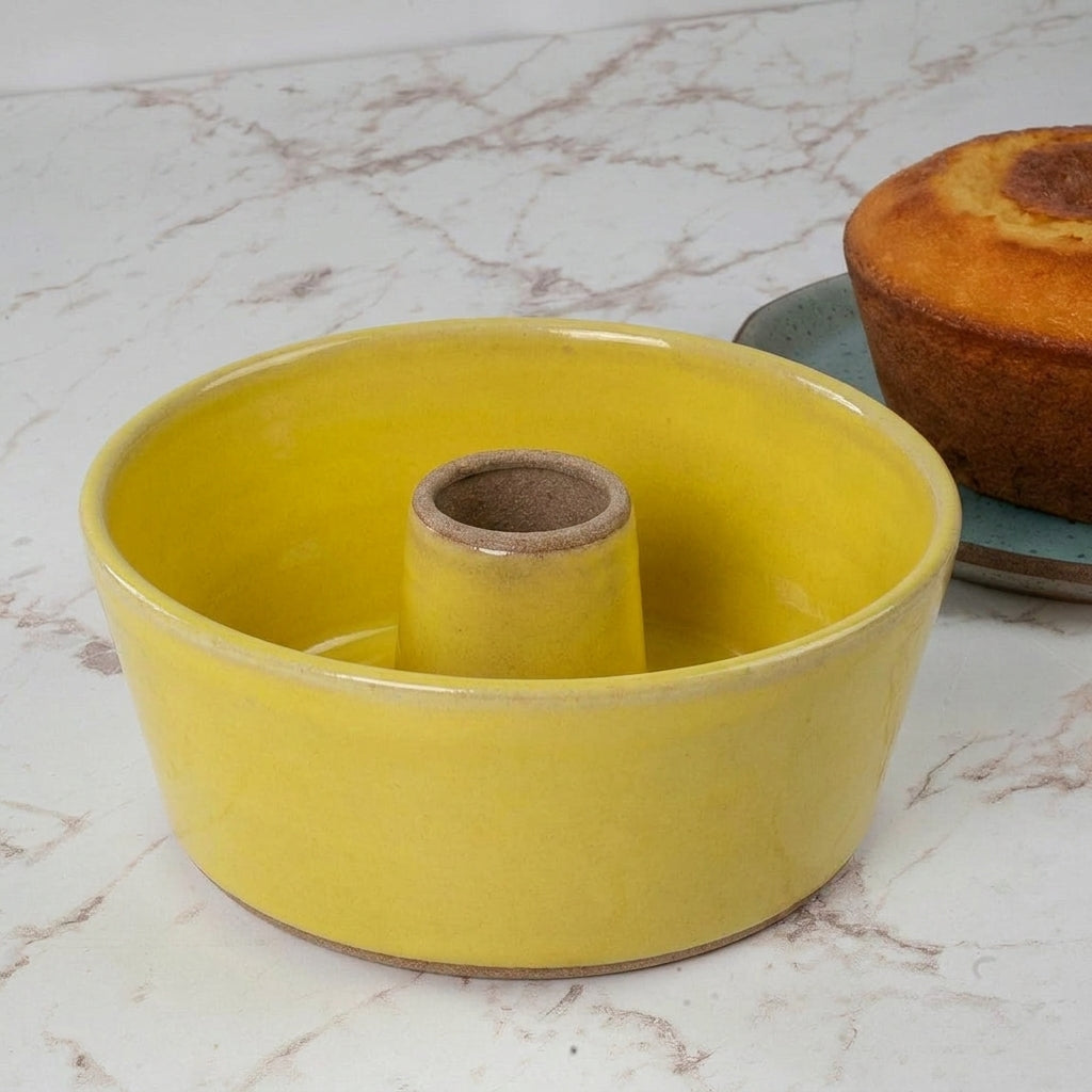 Forma para Bolo Redonda em cerâmica artesanal — argila Cappuccino, esmalte Amarelo Intenso