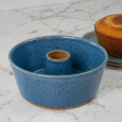 Forma para Bolo Redonda em cerâmica artesanal — argila Cappuccino, esmalte Azul Safira