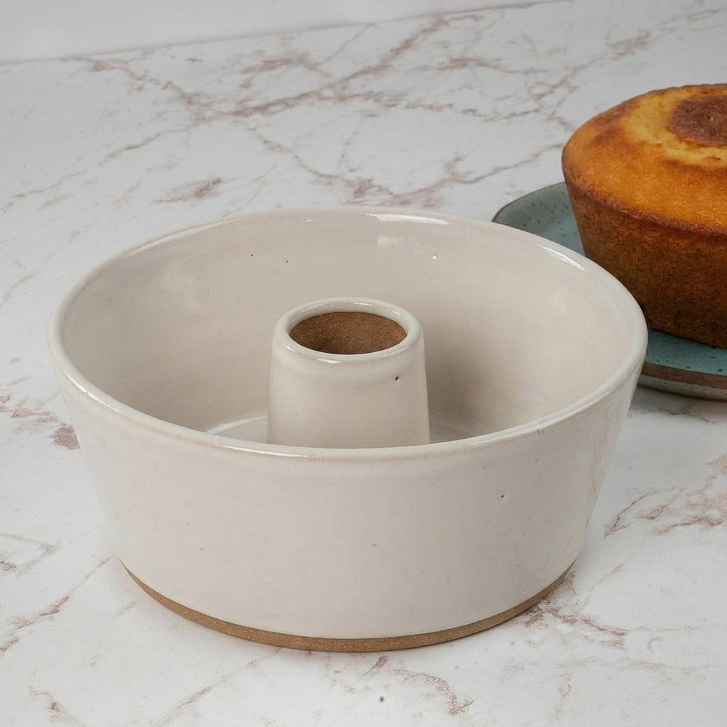 Forma para Bolo Redonda em cerâmica artesanal — argila Cappuccino, esmalte Branco AMME