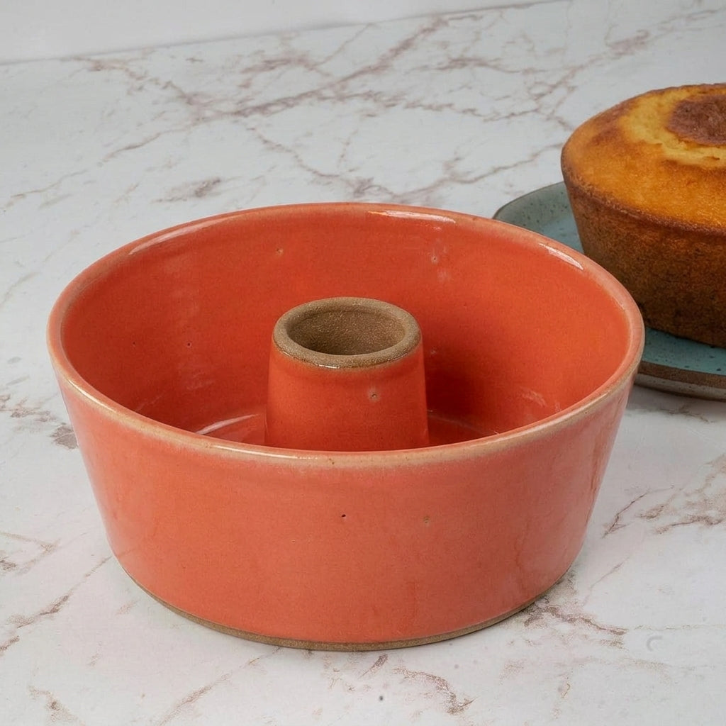 Forma para Bolo Redonda em cerâmica artesanal — argila Cappuccino, esmalte Laranja Intenso