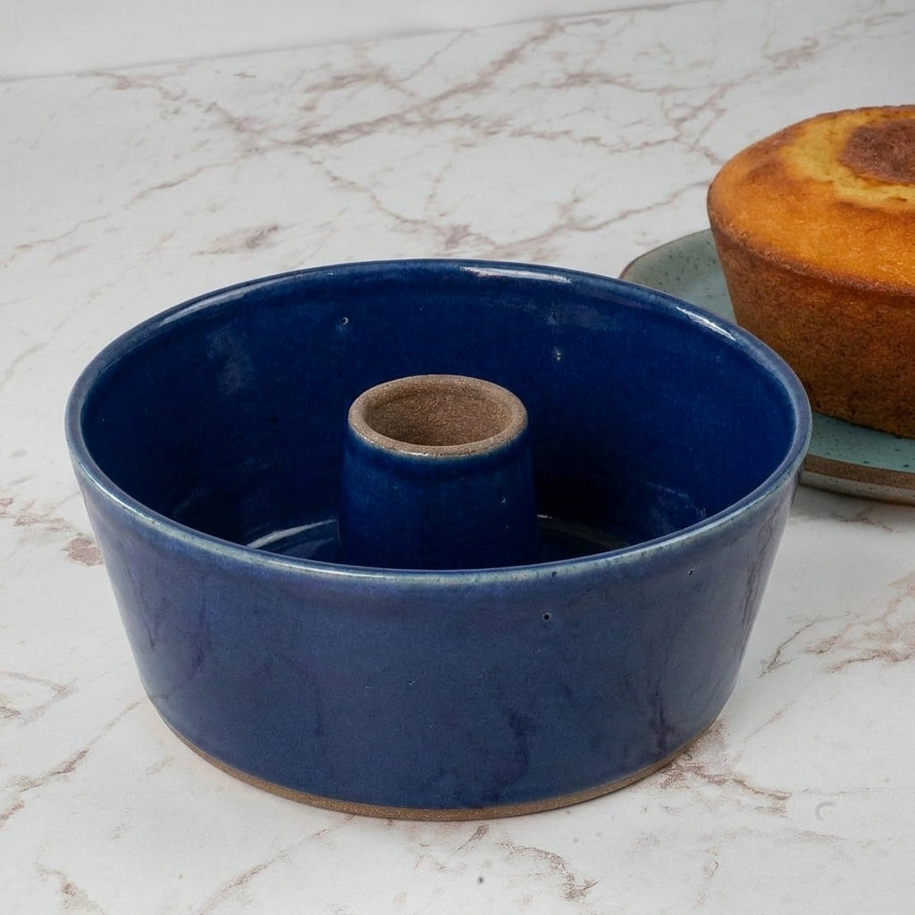 Forma para Bolo Redonda em cerâmica artesanal — argila Cappuccino, esmalte Lazuli