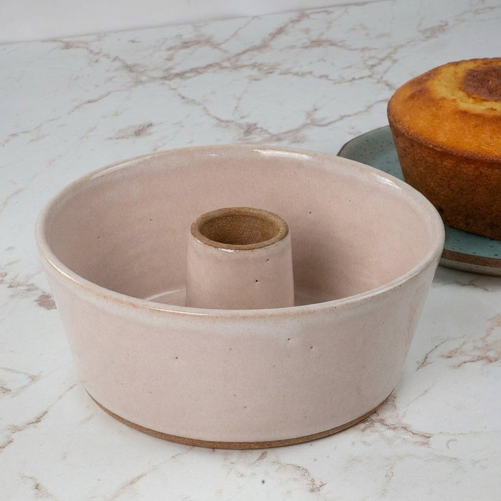 Forma para Bolo Redonda em cerâmica artesanal — argila Cappuccino, esmalte Nude