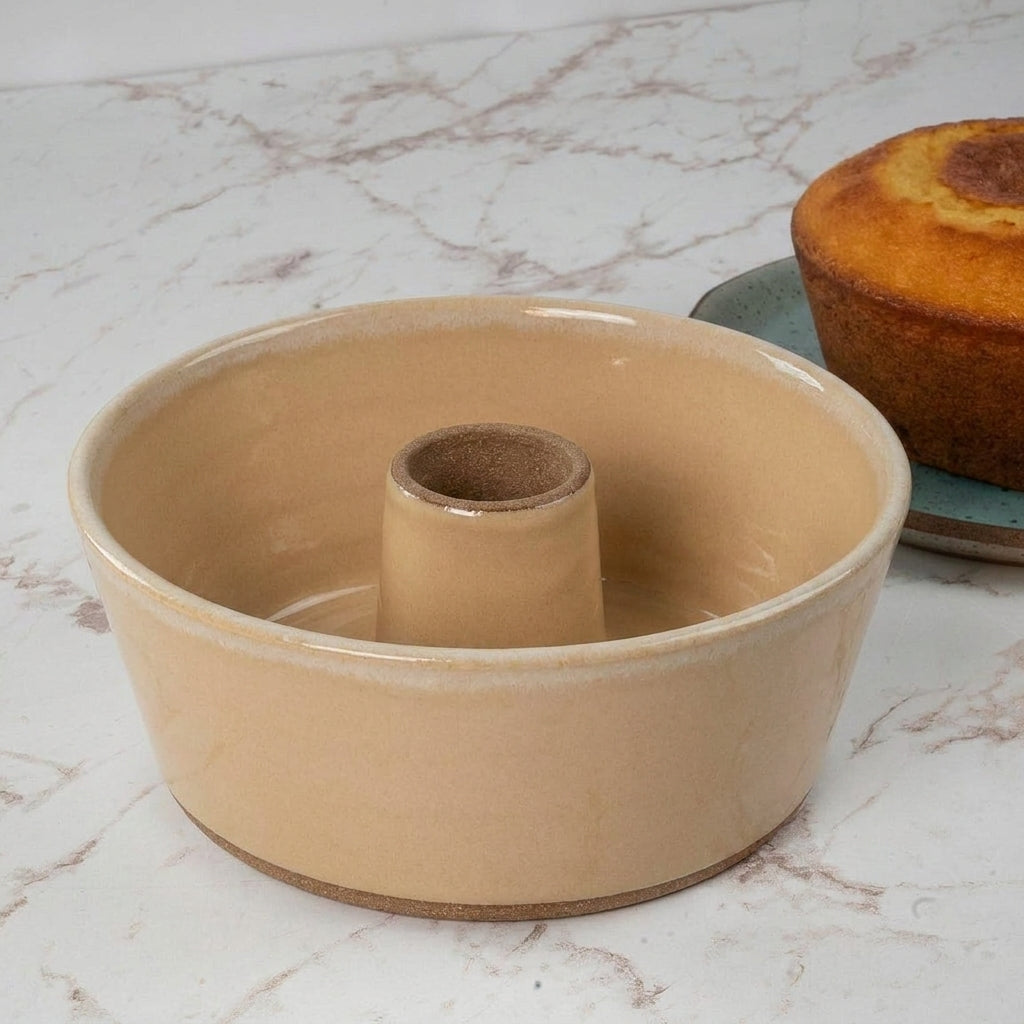 Forma para Bolo Redonda em cerâmica artesanal — argila Cappuccino, esmalte Pedra Sabão