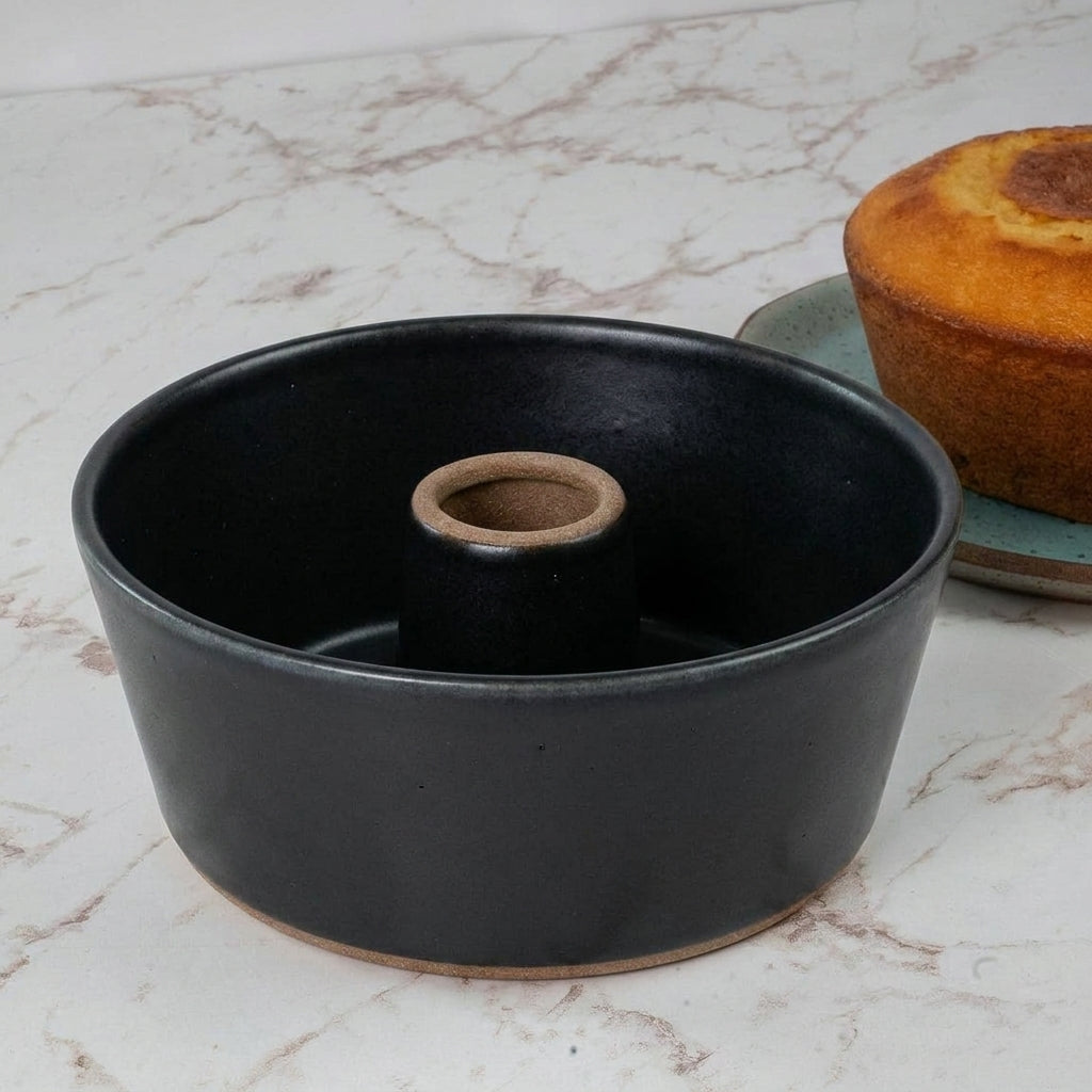 Forma para Bolo Redonda em cerâmica artesanal — argila Cappuccino, esmalte Preto Acetinado