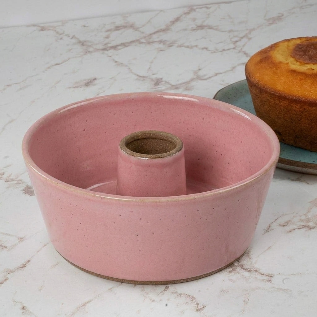 Forma para Bolo Redonda em cerâmica artesanal — argila Cappuccino, esmalte Rosa Barbie